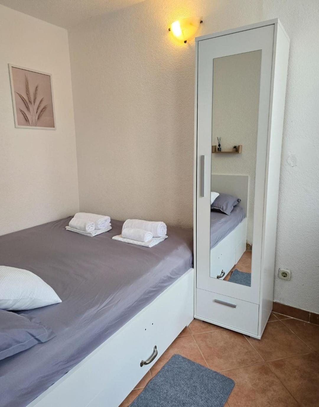 Private Bedroom With Bathroom Baška Voda Eksteriør billede